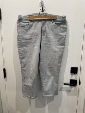 Chico's Gray Perfect Stretch Girlfriend Denim Capri Pants - Size 2 or US 12